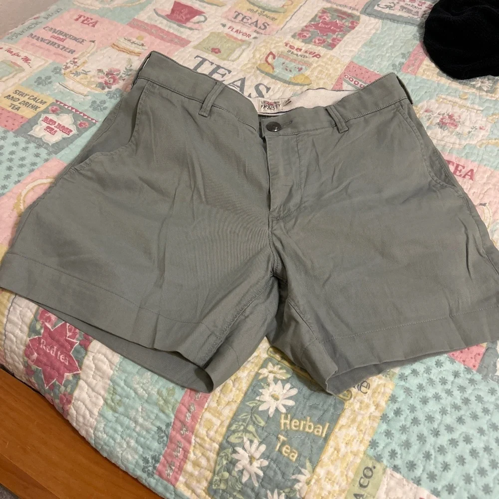 NWOT Faherty Island life chino shorts in grey 29” waist shorts with 5” inseam.
